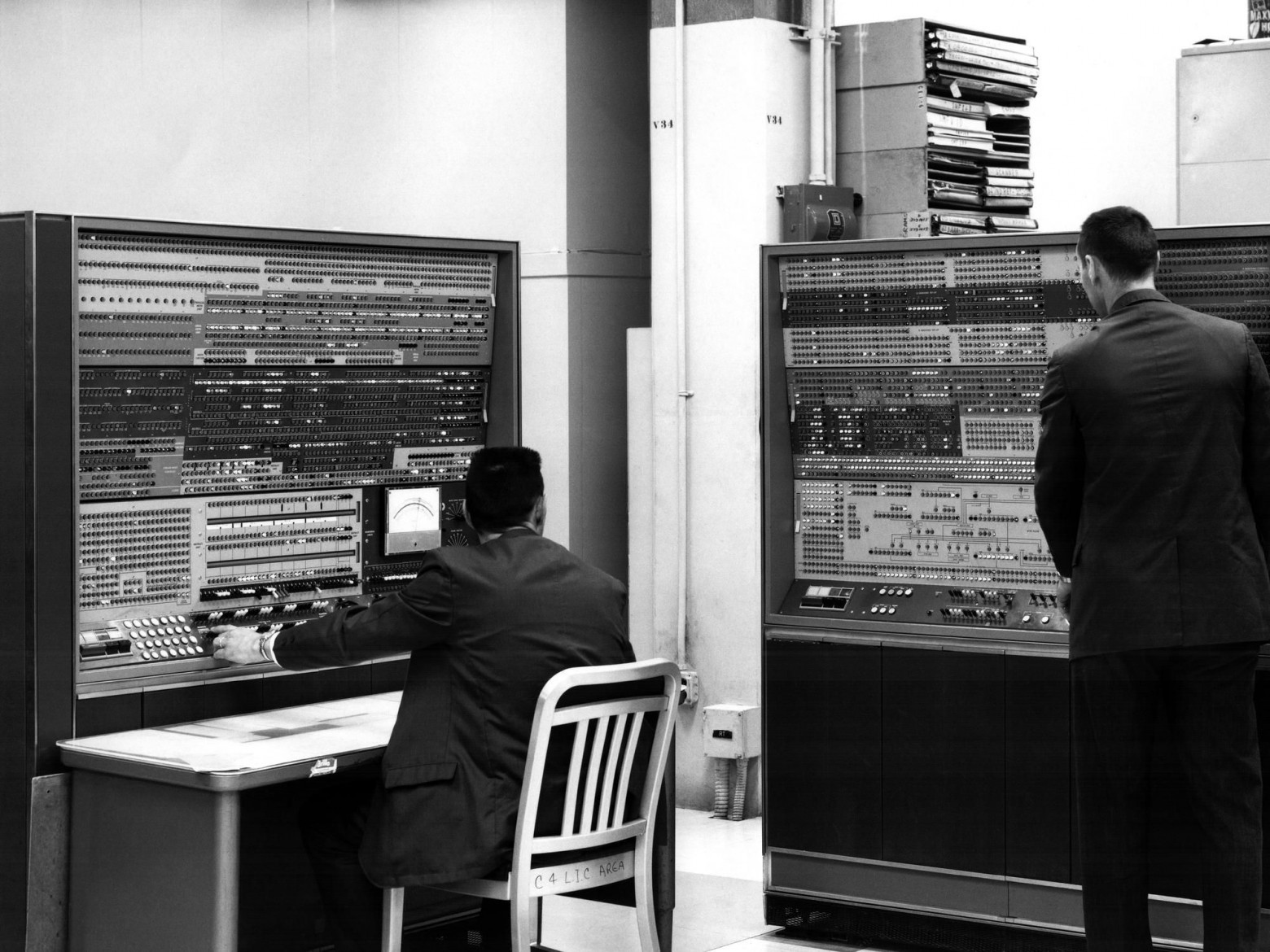 Сотрудники устанавливают Harvest (IBM 7950) в штаб-квартире АНБ. Две консоли управляли настройками Stretch, универсального мейнфрейма системы, и потокового сопроцессора Harvest, который предназначался для высокоскоростного анализа перехваченных сообщений, шифров и кодов.